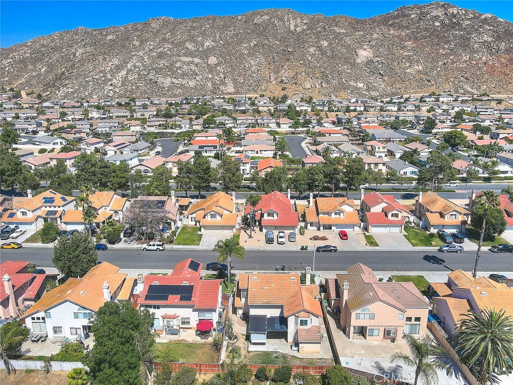 https://media.crmls.org/medias/2dcf7488-f922-4c3a-a896-e3607abf4198.jpg?preset=X-Large