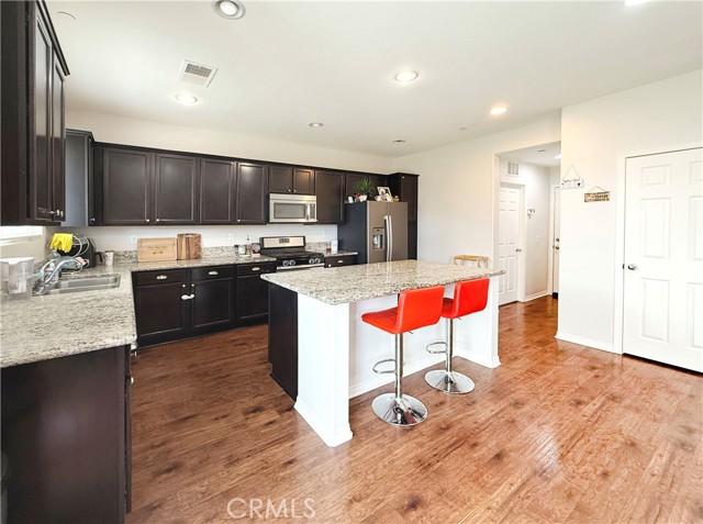 Detail Gallery Image 2 of 22 For 29325 Centerfield, Lake Elsinore,  CA 92530 - 4 Beds | 3 Baths