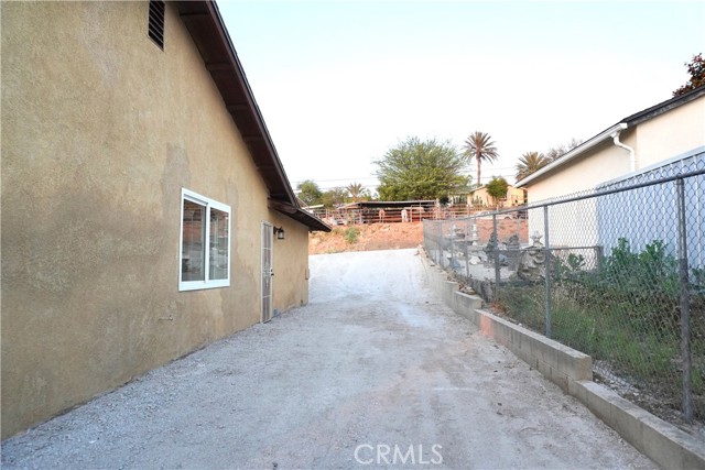 5187 Cedar Street, Jurupa Valley CA: https://media.crmls.org/medias/2dd02b85-9fab-4a9d-9515-9aa1691511d1.jpg