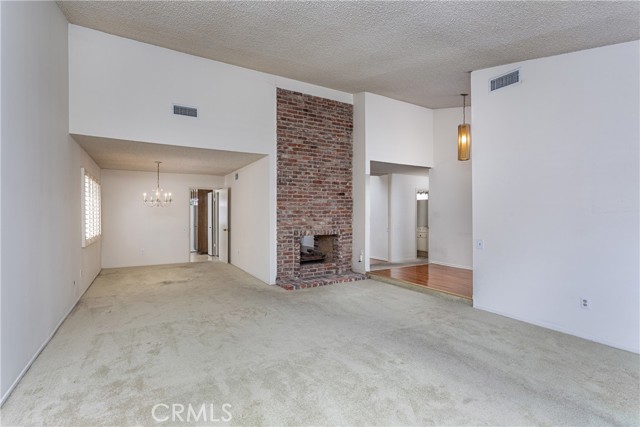 Detail Gallery Image 6 of 39 For 6849 Whitaker Ave, Lake Balboa,  CA 91406 - 3 Beds | 2 Baths