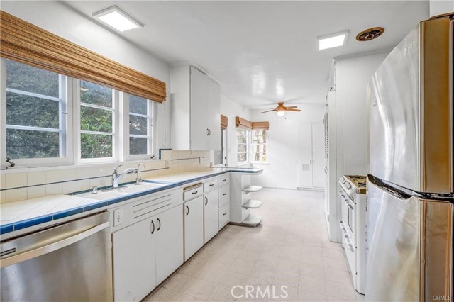 Detail Gallery Image 10 of 24 For 2007 Glenneyre St, Laguna Beach,  CA 92651 - 2 Beds | 2 Baths