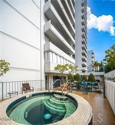Detail Gallery Image 7 of 49 For 10660 Wilshire Bld #407,  Los Angeles,  CA 90024 - 1 Beds | 2 Baths