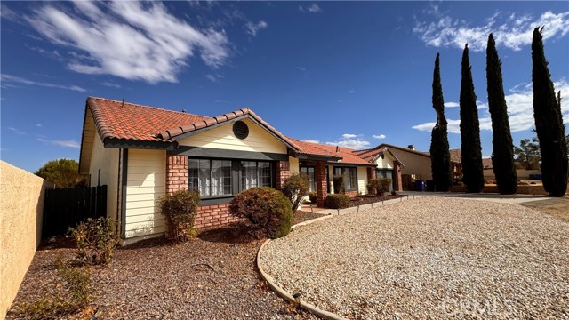 Detail Gallery Image 5 of 36 For 13677 Ivanpah, Apple Valley,  CA 92308 - 3 Beds | 2 Baths