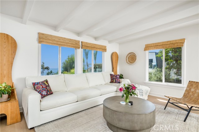 1071 Oro Street, Laguna Beach CA: https://media.crmls.org/medias/2dd8236c-7470-4d0e-a184-7c5b12d40bee.jpg