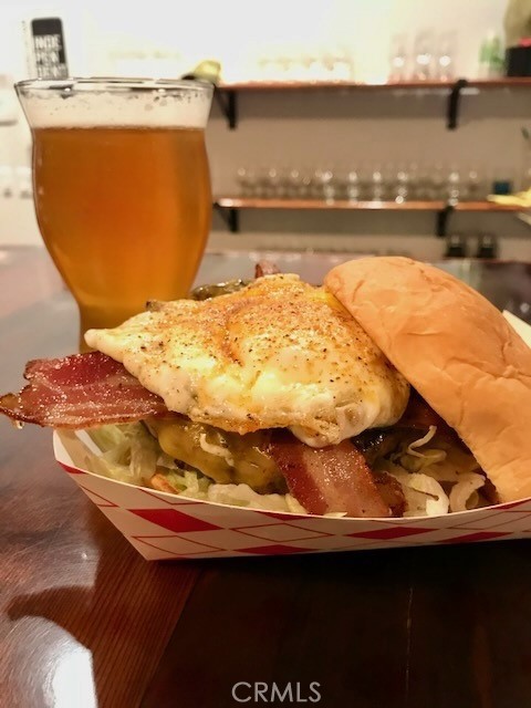 585 E Thompson Boulevard, Ventura CA: https://media.crmls.org/medias/2ddb1b46-5a40-4453-ad04-d696b559a64b.jpg