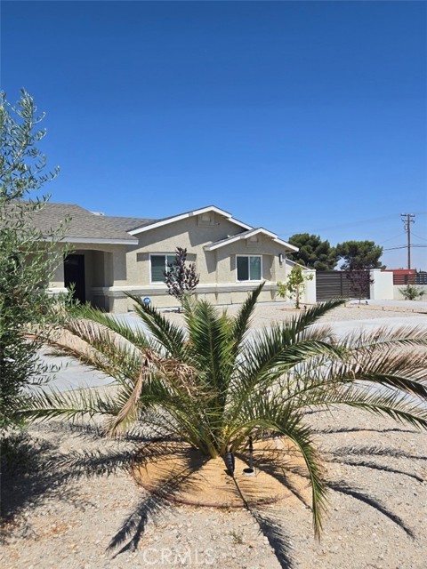 Detail Gallery Image 2 of 50 For 11252 Locust Ave, Hesperia,  CA 92345 - 3 Beds | 2 Baths