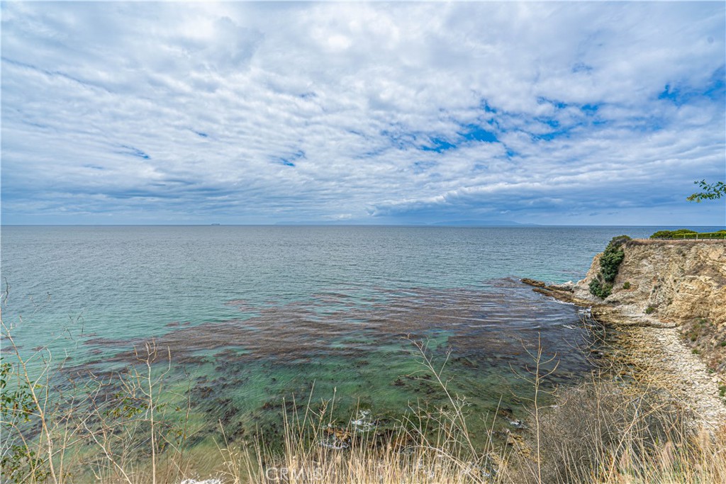 https://media.crmls.org/medias/2de1051c-53da-4072-a289-60433706f299.jpg?preset=X-Large