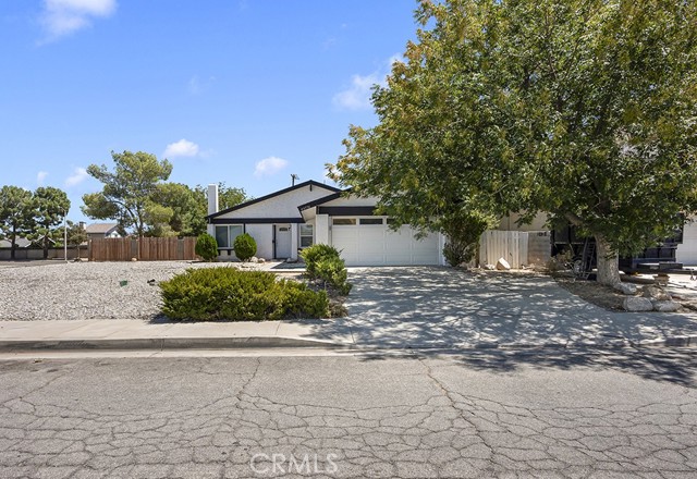 Detail Gallery Image 1 of 28 For 44556 Fenhold, Lancaster,  CA 93535 - 4 Beds | 2 Baths