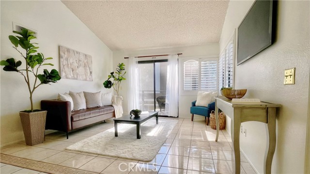 Detail Gallery Image 2 of 12 For 22733 Lakeway Dr #360,  Diamond Bar,  CA 91765 - 2 Beds | 1 Baths