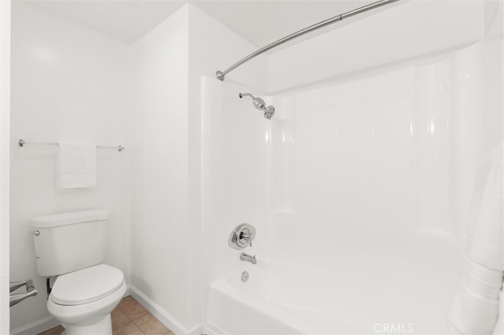 https://media.crmls.org/medias/2de57e7c-d55d-4f25-90ec-04d9583c5447.jpg?preset=X-Large