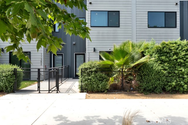 11304 Victory Boulevard, North Hollywood CA: https://media.crmls.org/medias/2de641f6-6c36-474d-ad7a-1bab97a8ecba.jpg
