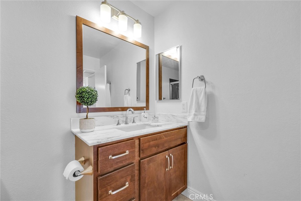 https://media.crmls.org/medias/2dea9f0e-5464-4f09-994b-e7fc0daa7b2d.jpg?preset=X-Large