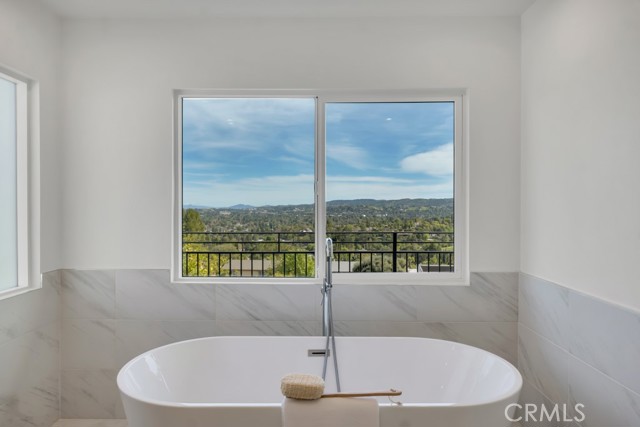 Detail Gallery Image 13 of 30 For 5952 Woodland View Dr, Woodland Hills,  CA 91367 - 5 Beds | 4 Baths