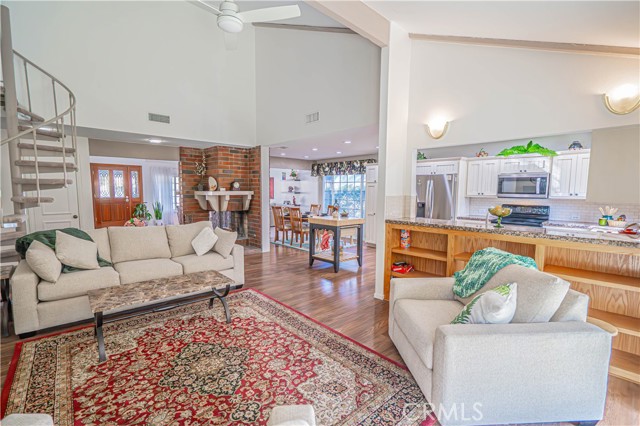 Detail Gallery Image 12 of 59 For 23514 via Decano, Valencia,  CA 91355 - 4 Beds | 2 Baths