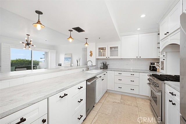 Detail Gallery Image 3 of 16 For 260 Cagney Lane #114,  Newport Beach,  CA 92663 - 2 Beds | 1 Baths