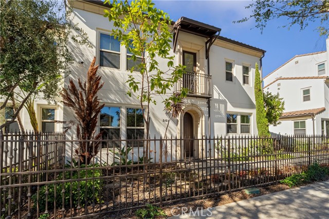 Detail Gallery Image 2 of 31 For 2123 Atlantic, Long Beach,  CA 90806 - 2 Beds | 2 Baths