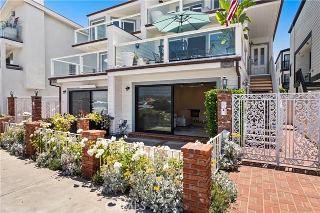 Detail Gallery Image 2 of 37 For 1817 W Bay Ave a,  Newport Beach,  CA 92663 - 2 Beds | 2/1 Baths