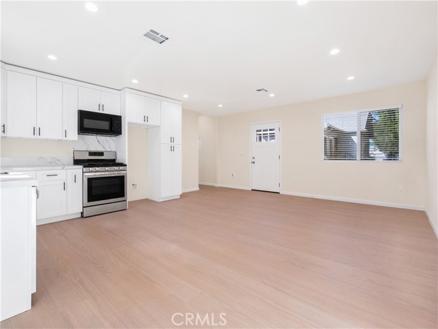 Detail Gallery Image 4 of 14 For 636 Pioneer a,  Glendale,  CA 91203 - 2 Beds | 2 Baths