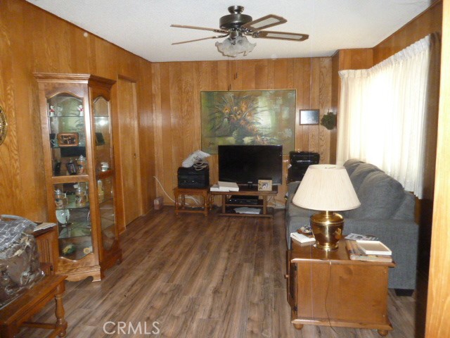 15411 Runnymede Street, Van Nuys CA: https://media.crmls.org/medias/2df83f53-e9e0-47a1-902e-3a24fa9dc9b4.jpg