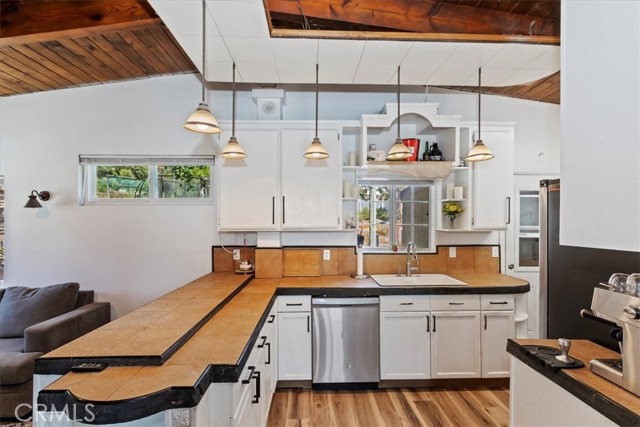1946 Desert Front Road, Wrightwood CA: https://media.crmls.org/medias/2df98dc6-e0d2-4ee1-a326-2e0ac0afa407.jpg