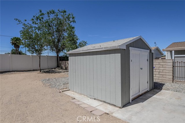 16307 Wimbleton Drive, Victorville CA: https://media.crmls.org/medias/2df9b2d8-9ed1-4e1f-a8df-cec67a3d7dfb.jpg