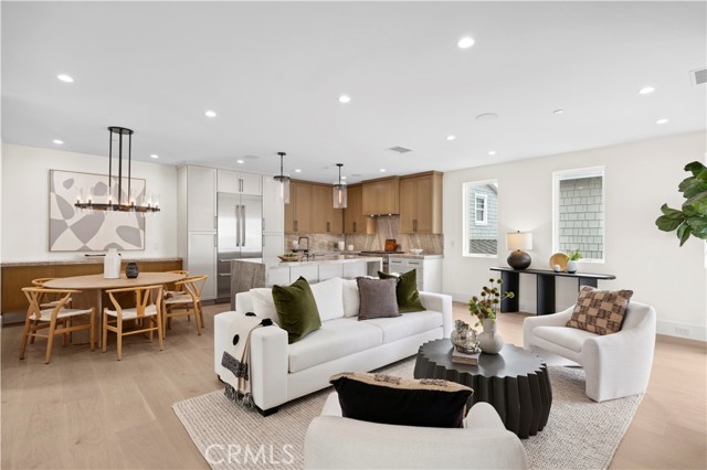 516 1/2 Larkspur Avenue, Corona del Mar CA: https://media.crmls.org/medias/2dfa0eea-195f-4c5a-bd16-d78dfa315adc.jpg