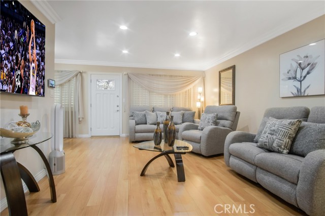 551 West Stocker Street, 1 photo 5