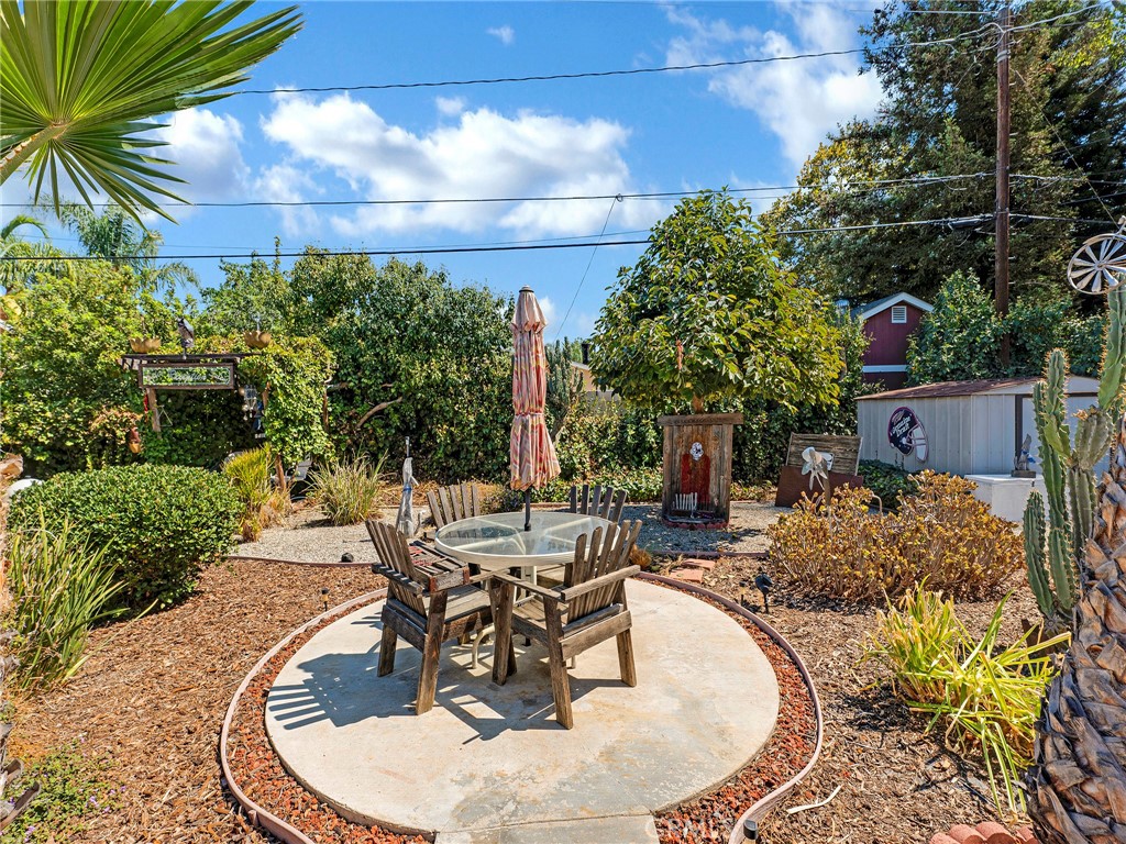 https://media.crmls.org/medias/2dfe65bf-3152-40f6-836b-b25d8c508451.jpg?preset=X-Large