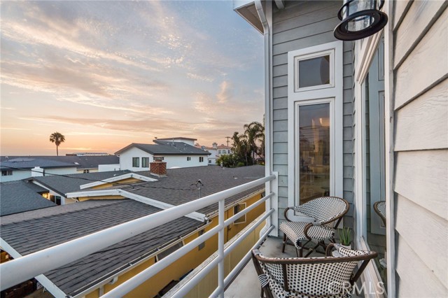 927 6th Street, Hermosa Beach CA: https://media.crmls.org/medias/2e00d9d9-cb3a-49e5-9cfb-488c38798323.jpg