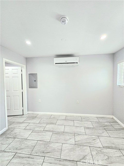Detail Gallery Image 6 of 7 For 7104 Beckford, Reseda,  CA 91335 - 1 Beds | 1 Baths