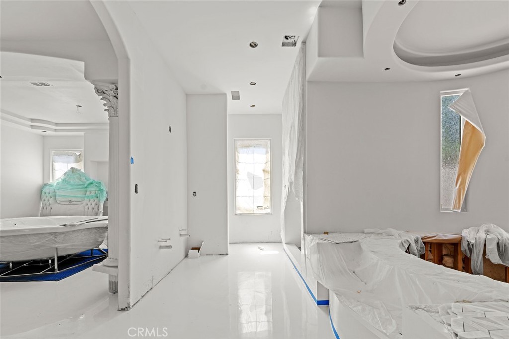 https://media.crmls.org/medias/2e01e2c2-5a0d-46be-8089-70d419d3b612.jpg?preset=X-Large