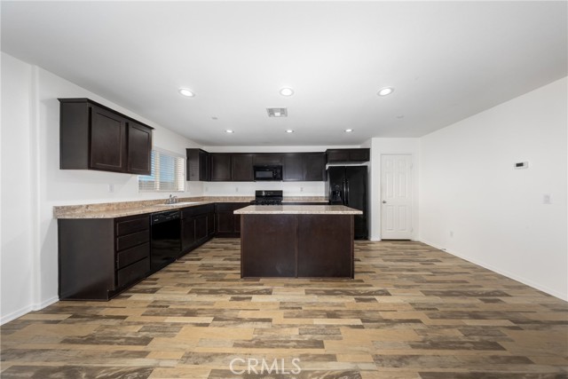 Detail Gallery Image 10 of 29 For 6949 Dewpoint Way, Fontana,  CA 92336 - 4 Beds | 3 Baths