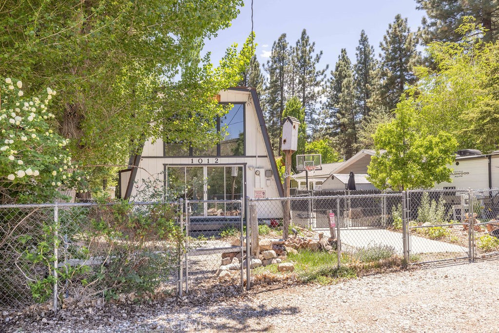 1012 E Fairway Boulevard