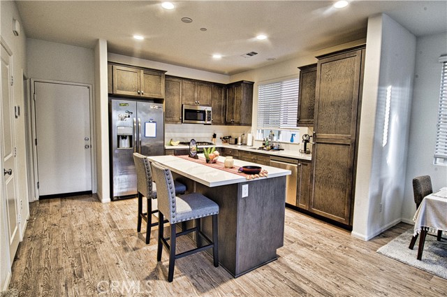 Detail Gallery Image 6 of 26 For 202 Bay Laurel Ct, Vista,  CA 92083 - 3 Beds | 2/1 Baths
