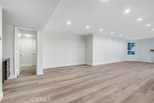 Detail Gallery Image 6 of 32 For 1277 S Beverly Glen Bld #303,  Los Angeles,  CA 90024 - 2 Beds | 2/1 Baths