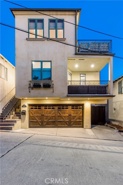 Detail Gallery Image 2 of 28 For 320 33rd, Manhattan Beach,  CA 90266 - 3 Beds | 4 Baths