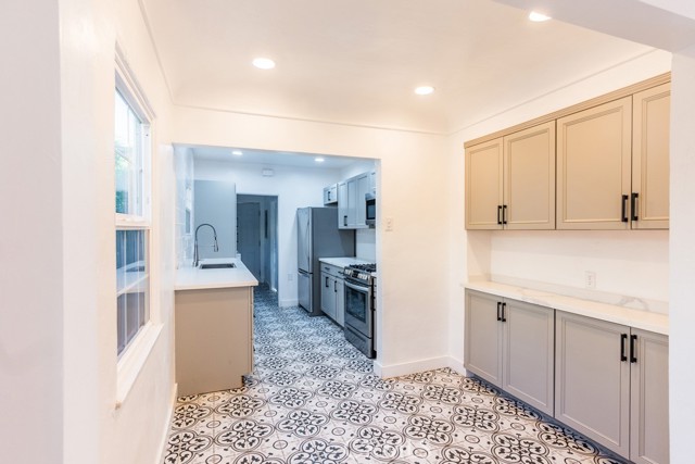 Detail Gallery Image 14 of 43 For 128 S Harper, Los Angeles,  CA 90048 - 3 Beds | 2 Baths