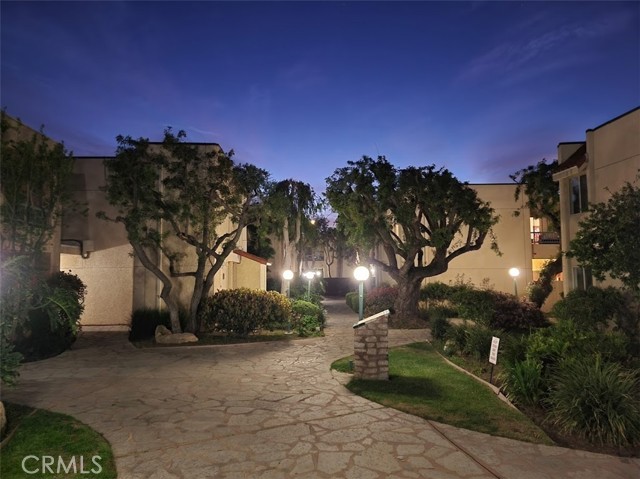 Detail Gallery Image 18 of 25 For 18307 Burbank Bld #14,  Tarzana,  CA 91356 - 2 Beds | 2 Baths
