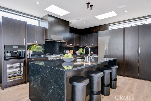 315 25th, Manhattan Beach, California 90266, 3 Bedrooms Bedrooms, ,3 BathroomsBathrooms,Residential,For Sale,25th,SB26081784