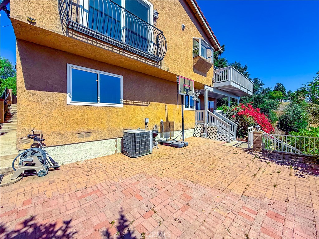 https://media.crmls.org/medias/2e1f90c7-53b8-4a77-9096-c9b086558440.jpg?preset=X-Large