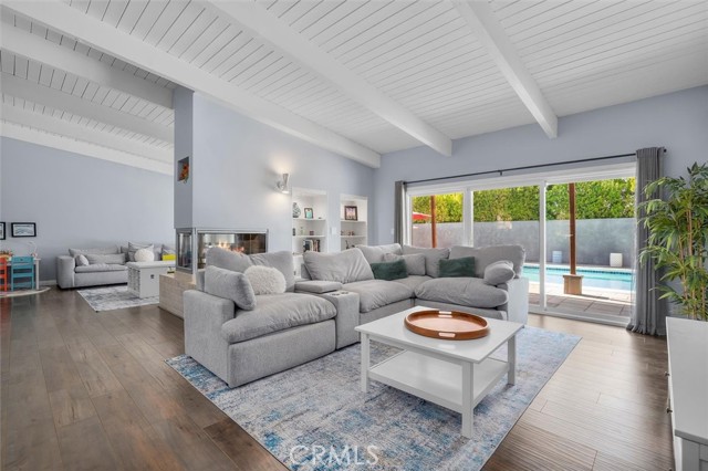 23701 Clarendon Street, Woodland Hills CA: https://media.crmls.org/medias/2e21a21a-509b-4fe2-874b-5249a073b481.jpg
