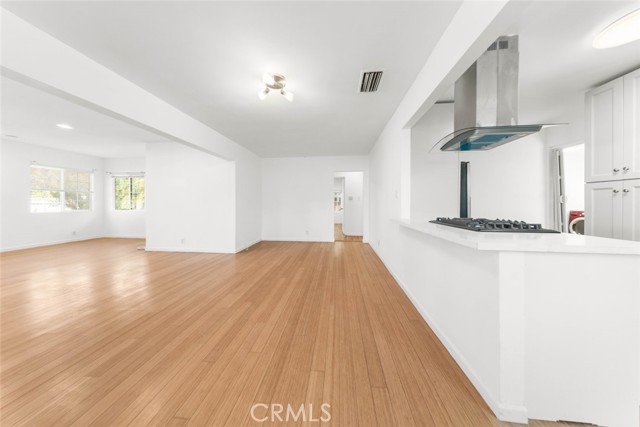 Detail Gallery Image 10 of 52 For 19148 Saticoy St, Reseda,  CA 91335 - 3 Beds | 2 Baths