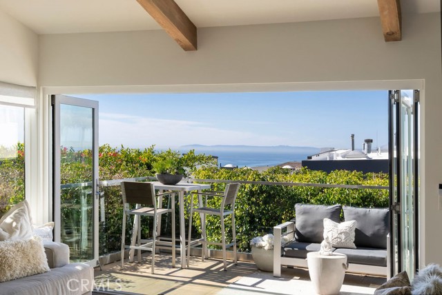 Detail Gallery Image 2 of 41 For 1973 Cortez Ave, Laguna Beach,  CA 92651 - 3 Beds | 2/1 Baths