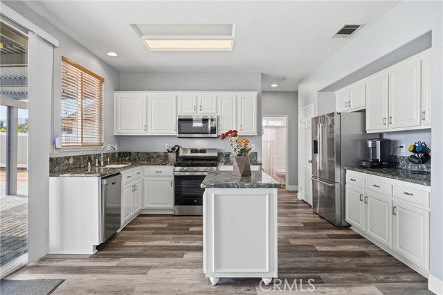 Detail Gallery Image 7 of 41 For 963 Cornerstone Way, Corona,  CA 92878 - 4 Beds | 3 Baths