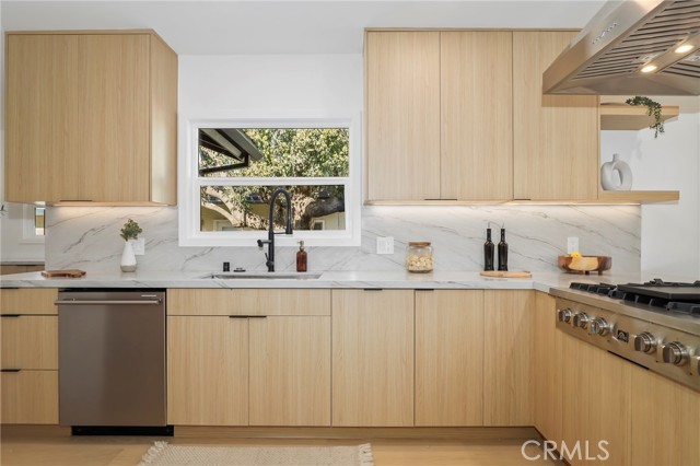 Detail Gallery Image 14 of 47 For 23856 Aetna, Woodland Hills,  CA 91367 - 4 Beds | 3 Baths