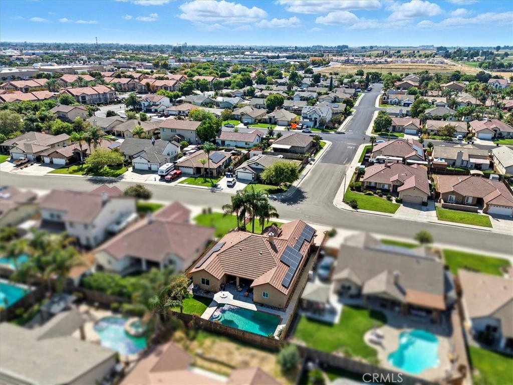 https://media.crmls.org/medias/2e2c58e4-d612-40be-91f2-48021b5f085f.jpg?preset=X-Large