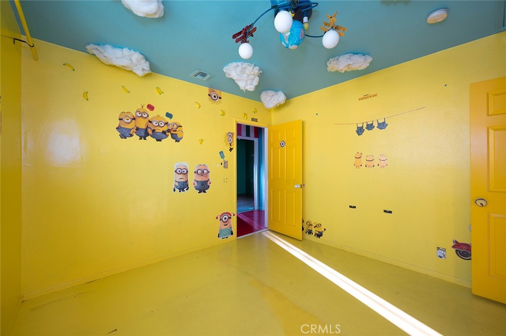 https://media.crmls.org/medias/2e2c7d36-6034-4648-b3bd-d616f635acbd.jpg?preset=X-Large