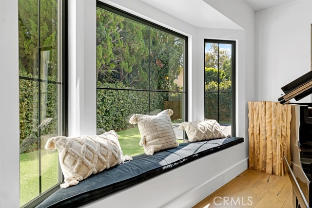 Detail Gallery Image 14 of 64 For 13130 Albers St, Sherman Oaks,  CA 91401 - 6 Beds | 4 Baths