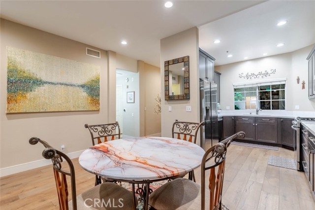 Detail Gallery Image 5 of 25 For 10604 Valley Spring Ln #105,  Toluca Lake,  CA 91602 - 2 Beds | 2 Baths