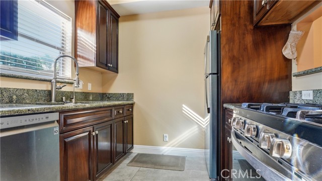 Detail Gallery Image 8 of 32 For 14256 Victory Bld #3,  Van Nuys,  CA 91401 - 2 Beds | 2 Baths